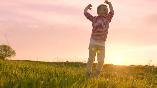 Père et son petit fils explosent craquelin de fête au coucher du soleil — Video