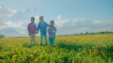 Parti kraker patlayan ve konfeti alıcı üç küçük erkek