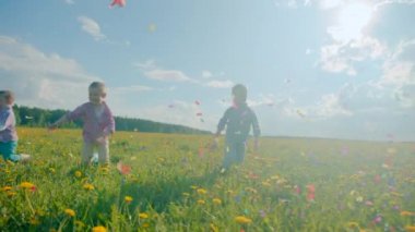 Parti kraker patlayan ve konfeti alıcı üç küçük erkek