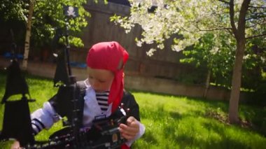 Küçük çocuk korsan kostüm giyen Cadılar Bayramı'nda korsan oyuncak gemisi'nın bahçesinde içinde oynuyor