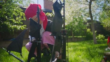 Korsan kostüm giyen küçük çocuk oyuncak gemi Karayip Korsanları'nın bahçesinde, Cadılar Bayramı'nda oynuyor