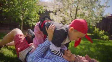 Baba ve oğul bahçede oynuyorlar