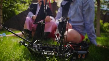 Korsan gemisi'nın bahçesinde oynuyorlar, bu korsan kostüm küçük çocuk ve babası