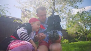 Korsan gemisi'nın bahçesinde oynuyorlar, bu korsan kostüm küçük çocuk ve babası