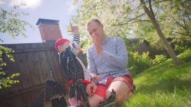 Korsan gemisi'nın bahçesinde oynuyorlar, bu korsan kostüm küçük çocuk ve babası