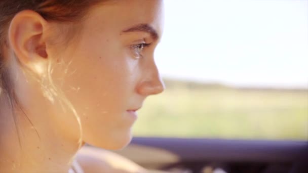 Εσωτερικη πορτρέτο της νεαρής γυναίκας στο αυτοκίνητο — Αρχείο Βίντεο