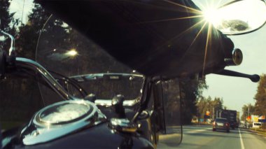 Motosikletçi açma yolu üzerinde