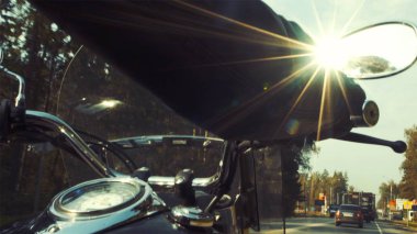 Motosikletçi açma yolu üzerinde