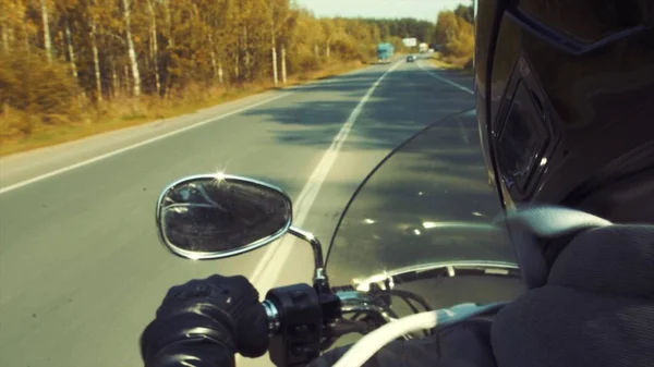 Motosikletçi sonbahar yolda