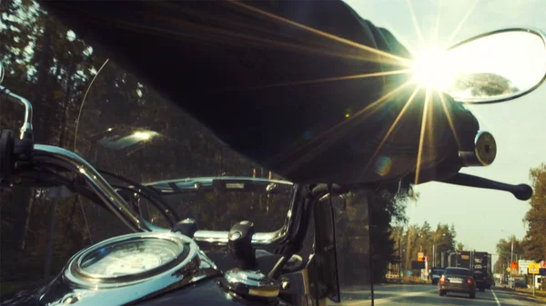 Motosikletçi açma yolu üzerinde