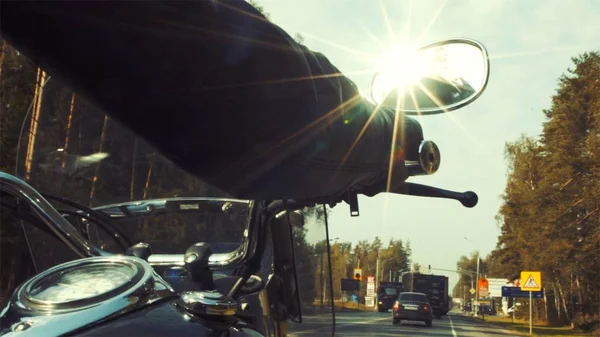 Motosikletçi açma yolu üzerinde