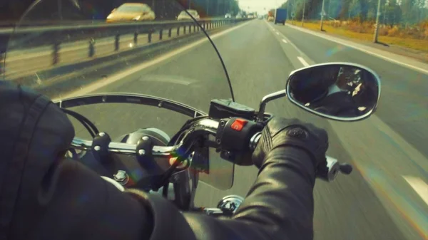 Мотоциклист на дороге спотыкается — стоковое фото