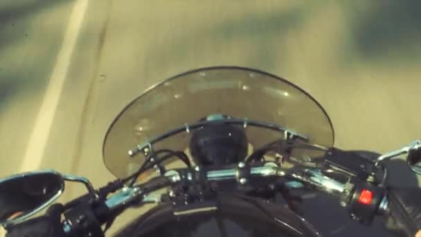 Radfahrer stolpert auf der Straße — Stockvideo