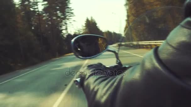 Motociclista en el camino tropezando — Vídeo de stock