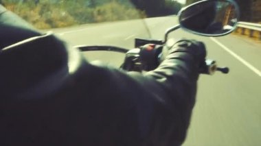 Motorcu açma yolu üzerinde