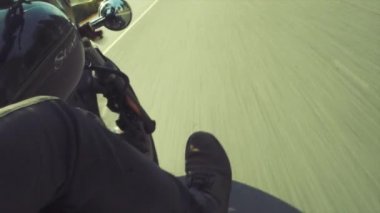 Yol ve motosiklet bisikletçileri ayağa