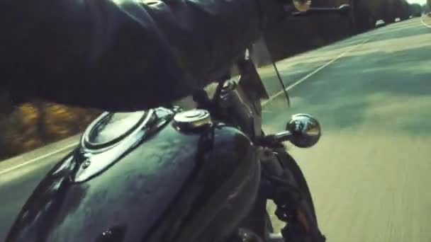 Motorkář na silnici zakopnutí — Stock video