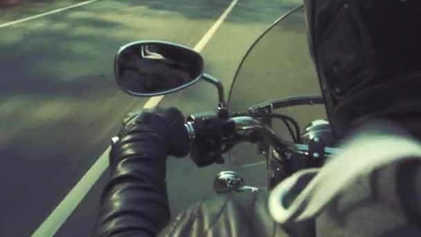 Motociclista en el camino tropezando — Vídeo de stock