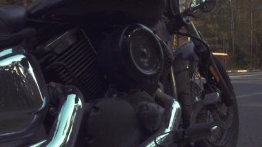 Motorcu sigara ve telefon kenarında yolculuk sırasında kullanarak.