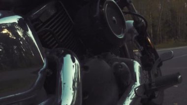 Motorcu sigara ve telefon kenarında yolculuk sırasında kullanarak.