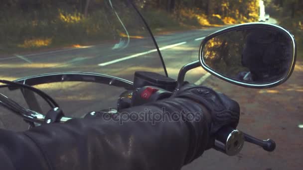 Motociclista na estrada tropeçando — Vídeo de Stock