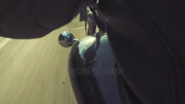 Motorcu ormanda açma yolu üzerinde