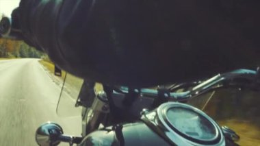 Motorcu ormanda açma yolu üzerinde
