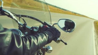 Sonbahar yol açma üzerinde motorcu