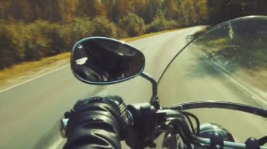 Motorcu ormanda açma yolu üzerinde