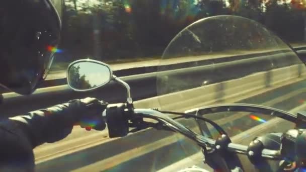 Motociclista en el país de viaje por carretera — Vídeo de stock