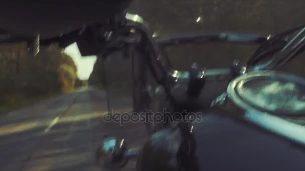 Motociclista sulla strada forestale paese di viaggio — Video Stock