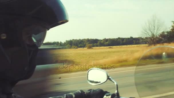 Motociclista en el país de viaje por carretera — Vídeo de stock