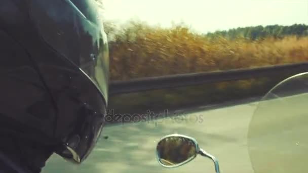 Motociclista in viaggio su strada di campagna — Video Stock