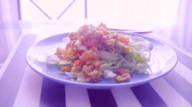 Taze yeşil salata karides, kuskus ve baharat ile