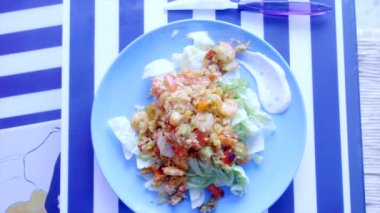 Taze yeşil salata karides, kuskus ve baharat ile