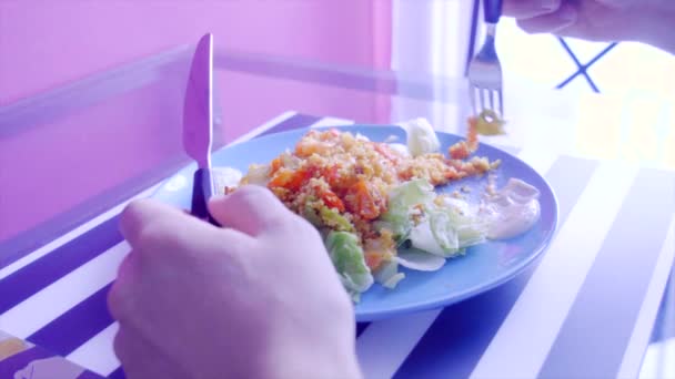 Свежий зеленый салат с креветками, кускусом и специями — стоковое видео