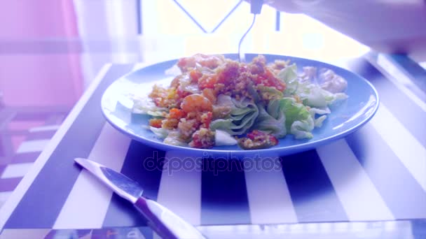 Fräsch grönsallad med räkor, couscous och krydda — Stockvideo