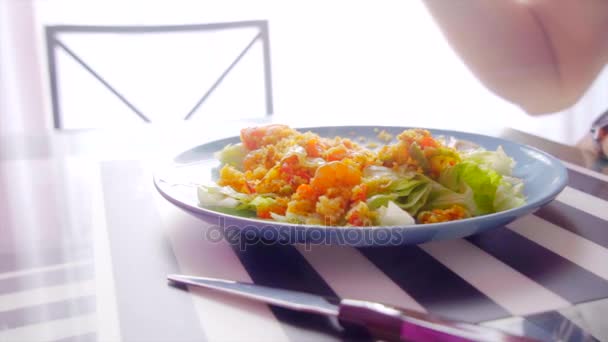 Свіжий зелений салат з креветками, кус-кусом та спеціями — стокове відео