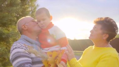 Küçük çocuk onun granmother ve dedesi veda sarılma