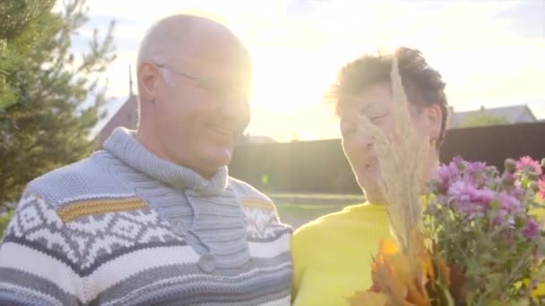 Senior paar is lachen bij zonsondergang — Stockvideo