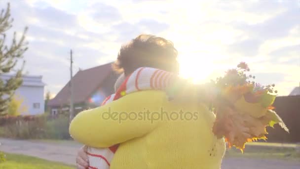 Abuela está abrazando a su nieto en la reunión — Vídeos de Stock
