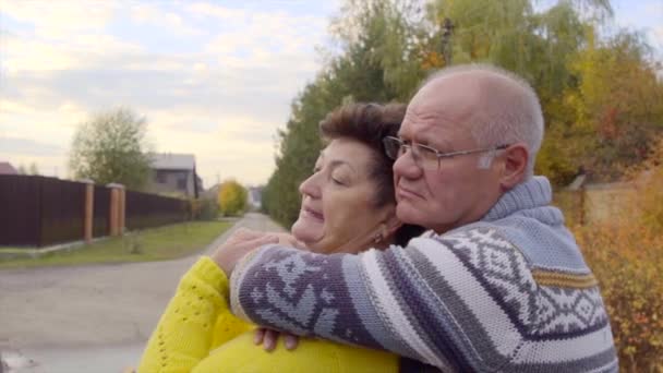 Seniorenpaar umarmt sich — Stockvideo
