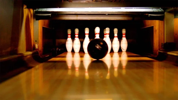 Bowling pimleri ve lane bovling topu