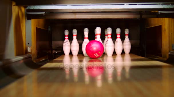 Bowling bal kloppen pinnen op de bowling baan. Slow motion — Stockvideo