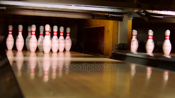 Bowling ball che bussa ai birilli sulla pista da bowling. Rallentatore — Video Stock
