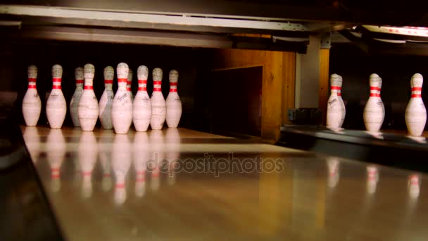 Bowling bal kloppen pinnen op de bowling baan. Slow motion — Stockvideo