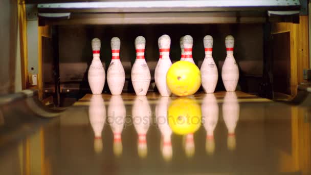 Bowling bal kloppen pinnen op de bowling baan. Slow motion — Stockvideo