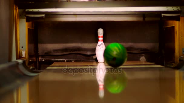 Боулінг м'яч стукає шпильки на боулінг-лейні. Повільний рух — стокове відео
