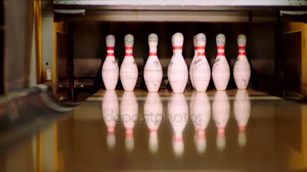 Bowling bal kloppen pinnen op de bowling baan. Slow motion — Stockvideo