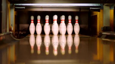 Bowling topu çalıyor bowling Lane'de sabitler. Ağır çekim